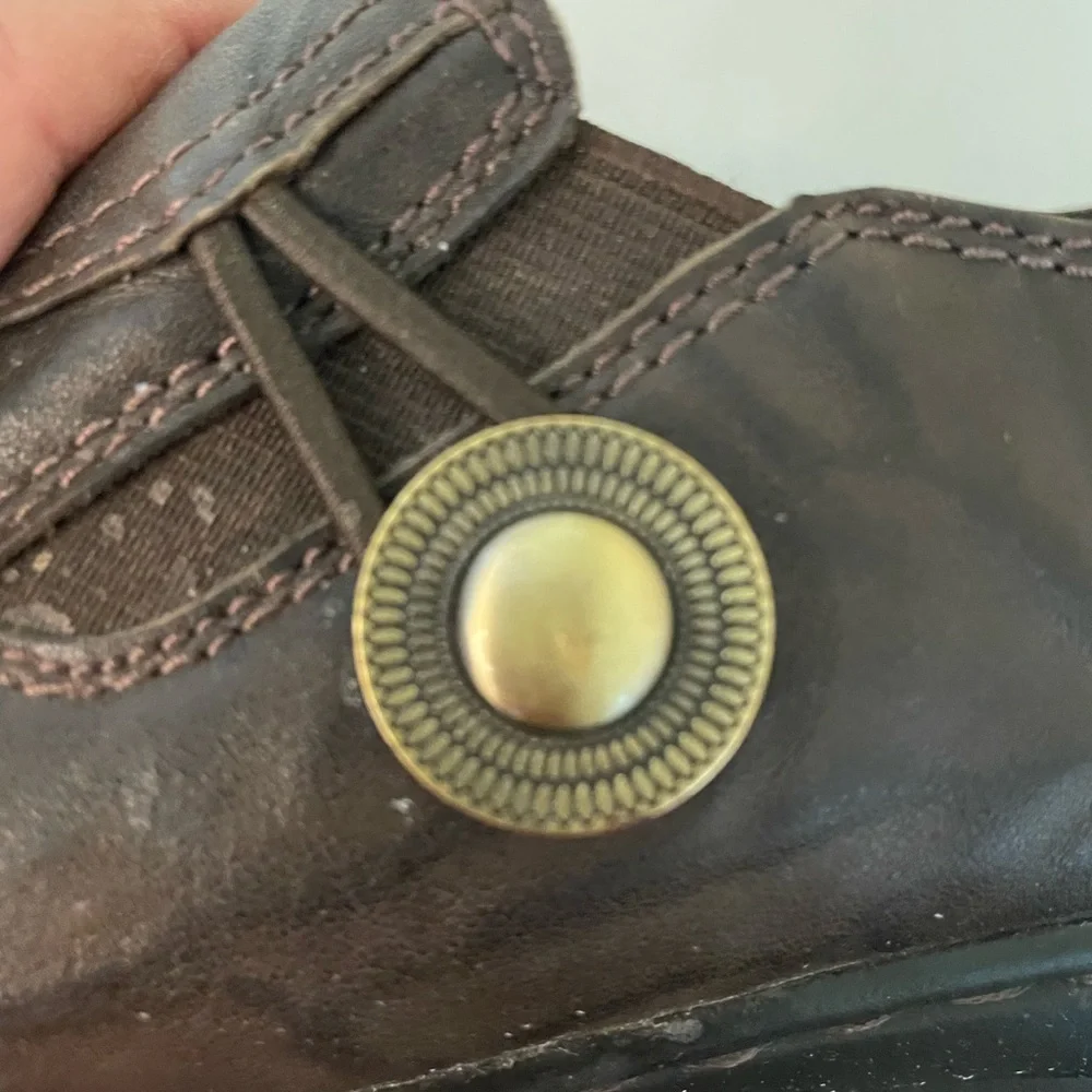 Clarks distressed brown